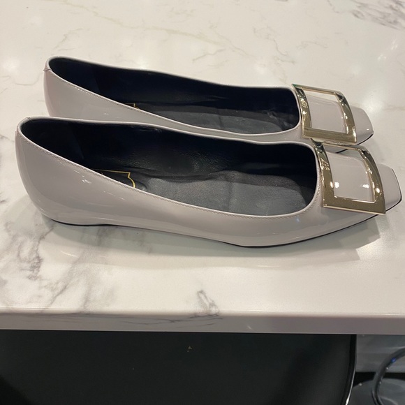 Roger Vivier Gray Patent Trompette Flats - Picture 3 of 7